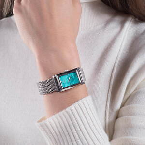 フルラ新作腕時計「フルラ バゲット シェイプ」長方形ケース×天然石調の文字板でクラシカルな佇まいに